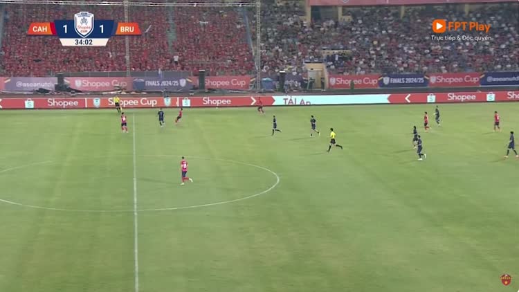 Alan dứt điểm tinh tế nâng tỷ số lên 2-1 cho CLB CAHN: Mưa bàn thắng trên sân Hàng Đẫy