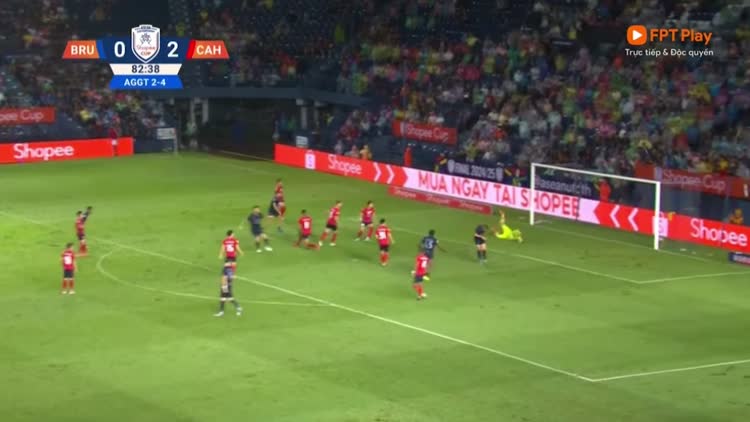 CLB Buriram United rút ngắn tỷ số xuống còn 1-2 khi trận đấu trôi về những phút cuối