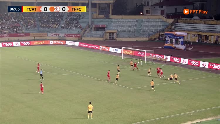 Thể Công Viettel thắng tối thiểu Thanh Hóa, HLV Popov nhận thẻ đỏ