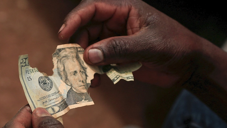 Nghề lạ: “Phục hồi nhan sắc” cho những đồng USD rách nát