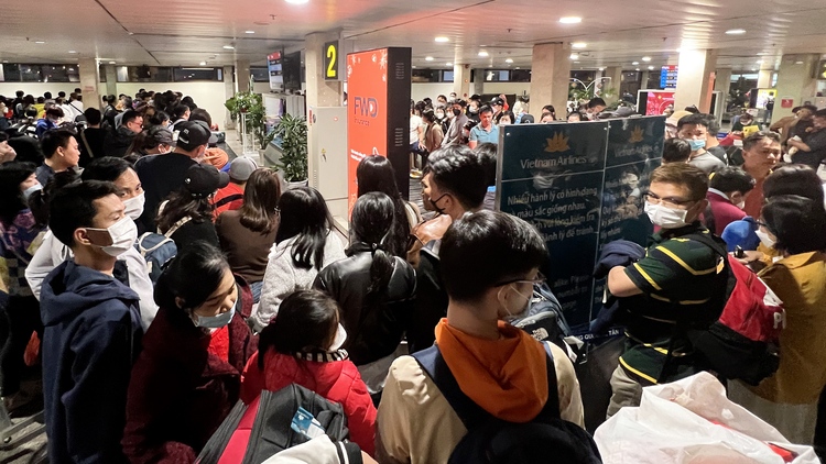 Chật ních người chờ cả tiếng lấy hành lý tại sân bay Tân Sơn Nhất lúc nửa đêm