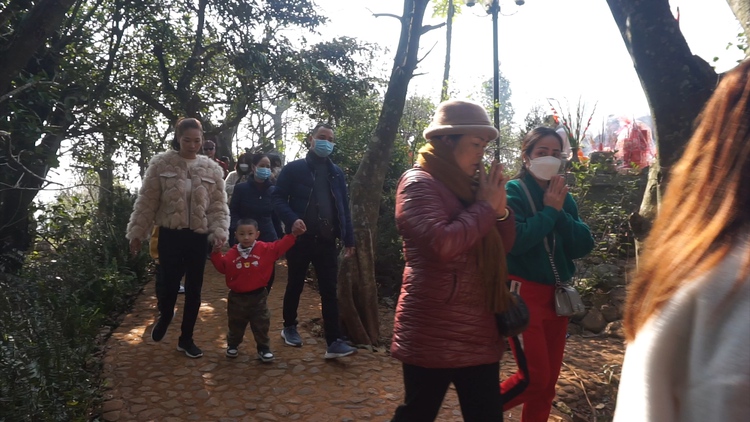 Hàng ngàn người đi vòng quanh huyệt đạo ở Thanh Hóa để cầu may mắn