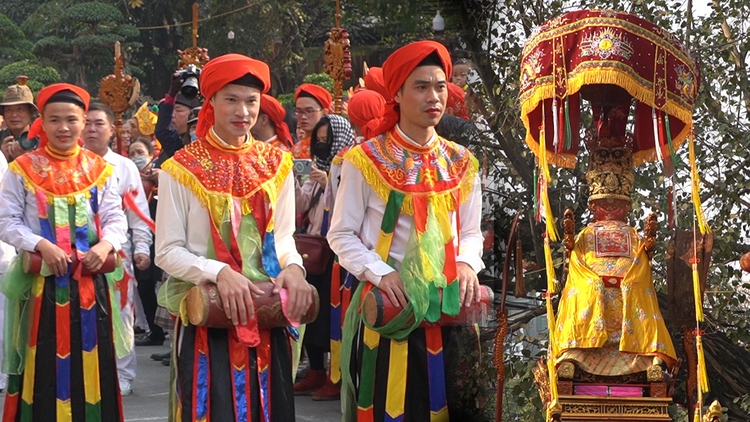 Trai tân làng Triều Khúc mặc váy, má phấn môi son nhảy điệu đánh bồng