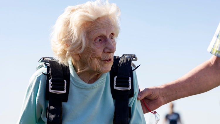 Cụ bà 104 tuổi qua đời một tuần sau khi lập kỷ lục nhảy dù mừng sinh nhật