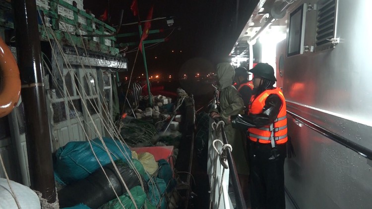 Cứu 14 ngư dân trên tàu cá sắp chìm trong biển động mạnh