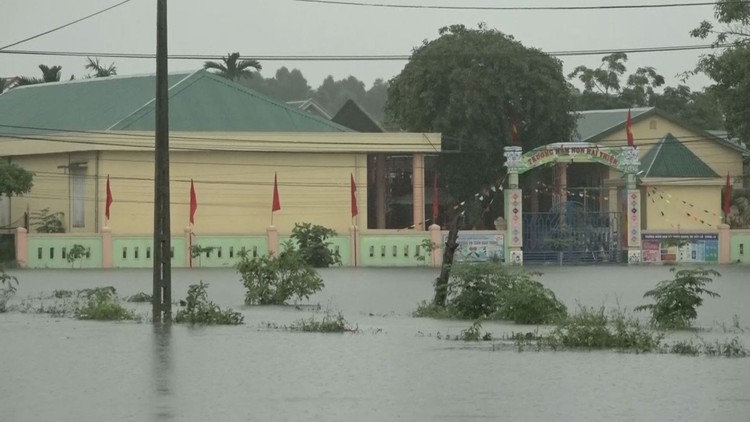 Hàng ngàn học sinh tại Quảng Trị phải nghỉ học vì mưa lớn