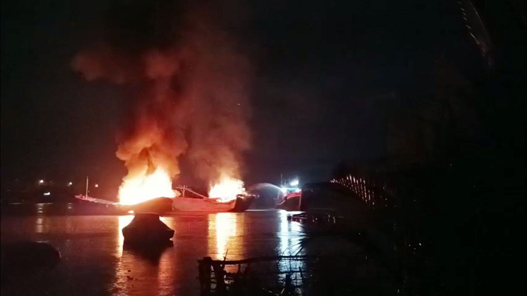 Quảng Ngãi: 2 tàu cá bốc cháy lúc giữa đêm