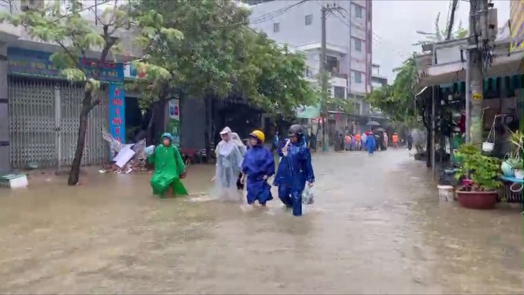 Bí thư Đà Nẵng yêu cầu lực lượng vũ trang nỗ lực giúp dân ứng phó ngập lụt