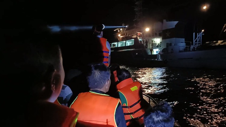 Tàu Cảnh sát biển đang đưa ngư dân của 2 tàu cá bị chìm vào bờ