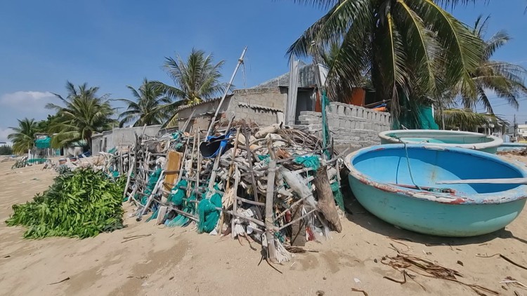Sóng biển xâm thực, nhiều nhà dân ở Ninh Thuận chực chờ đổ sập