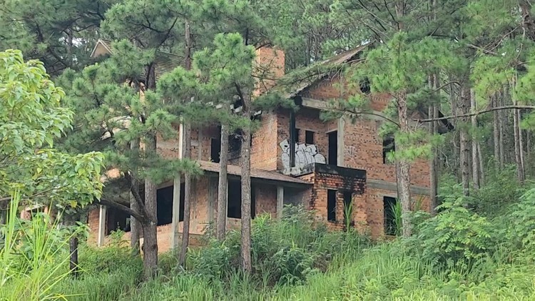 Cận cảnh biệt thự hoang trong Khu du lịch quốc gia hồ Tuyền Lâm