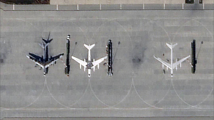 'Bí' cách bảo vệ, Nga vẽ máy bay lên đường băng để lừa Ukraine?