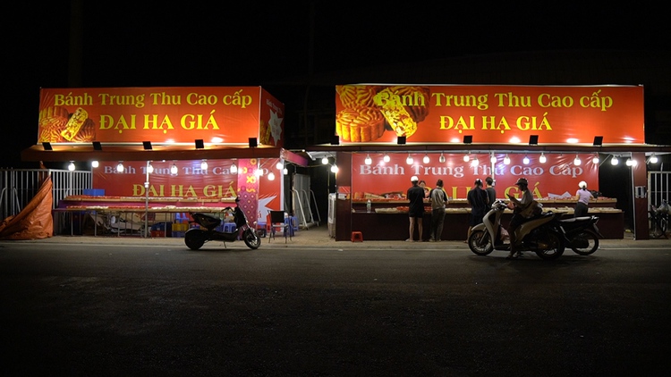 Bánh Trung Thu hàng tồn ở Hà Nội giảm giá 75% vẫn không có khách mua