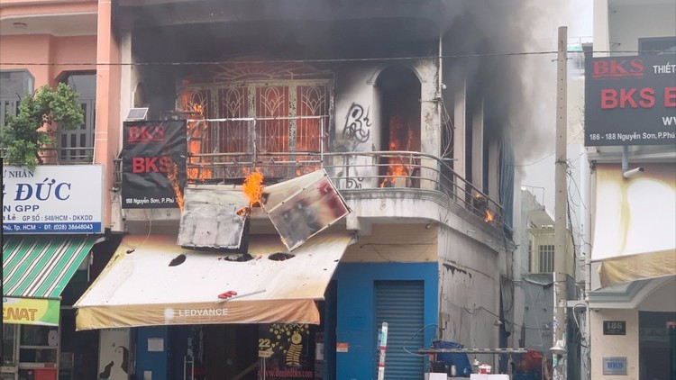 Cháy cửa hàng đồ điện ở Q.Tân Phú, người dân hoảng loạn chạy thoát thân