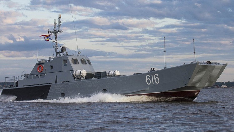 Xem xuồng tự sát Ukraine tấn công tàu đổ bộ Nga ở Crimea