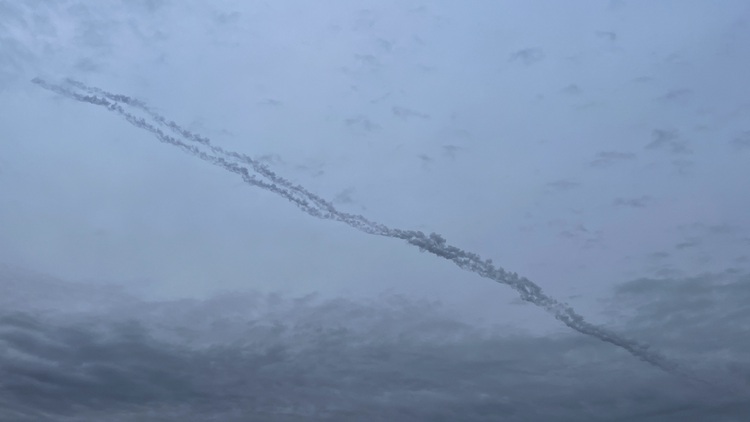 Tên lửa bắn vào Kyiv; Ukraine dọa tấn công hạ tầng dầu khí Nga