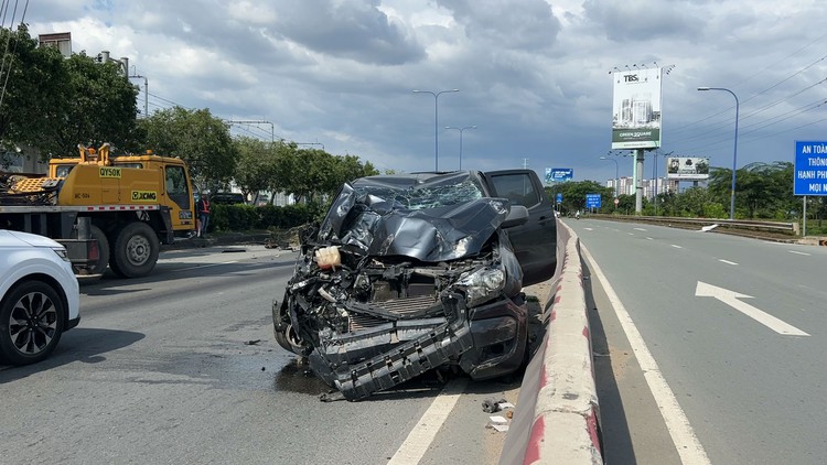 Tìm tài xế liên quan tai nạn bí ẩn trên Xa lộ Hà Nội