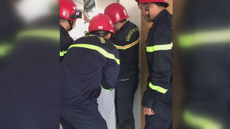Hơn 5 phút giải cứu 9 người mắc kẹt trong thang máy ở Thủ Đức