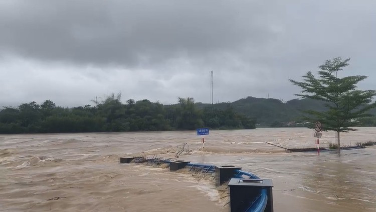 Mưa lụt tại Quảng Ngãi gây chia cắt nhiều tuyến đường
