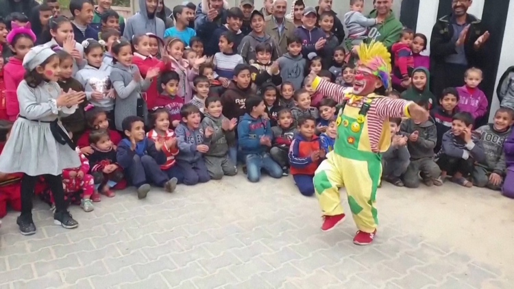 'Cười cho qua nỗi đau' trên đường chạy nạn ở Gaza