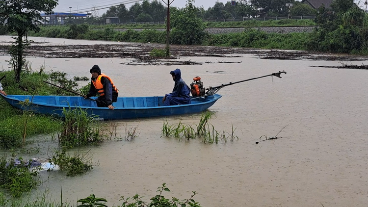 12.000 hộ dân ở Quảng Trị bị chia cắt vì mưa lớn gây ngập lụt