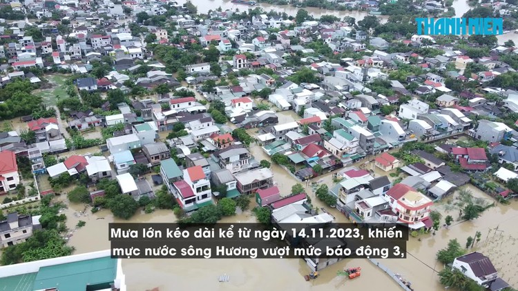 Nước sông Hương vượt đỉnh lũ năm 2020, dân Huế lội nước ngang bụng đi mua đồ ăn
