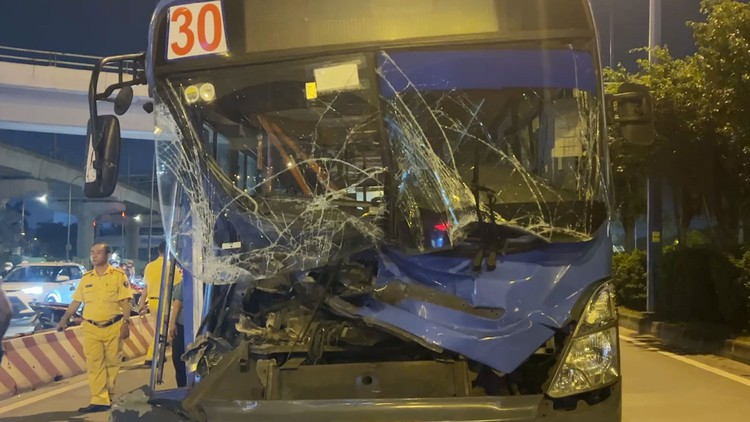 Xe buýt vỡ toác đầu sau va chạm trên Xa lộ Hà Nội
