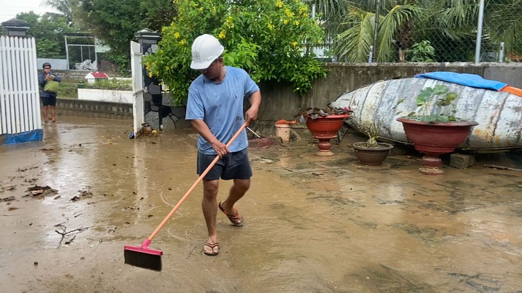 Người dân vùng ven Nha Trang dọn dẹp nhà cửa sau trận lũ