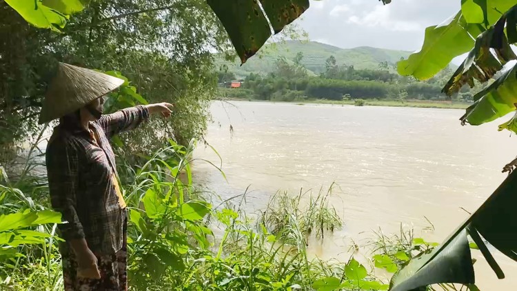 Bờ sông Trà Bồng sạt lở, dân sợ nhà bị trôi xuống lòng sông