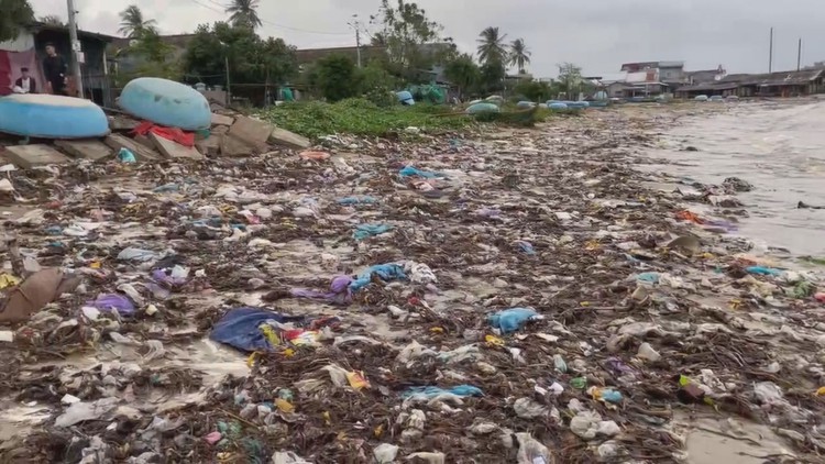 Quảng Ngãi: Khó lòng nhận ra bãi biển vì rác thải