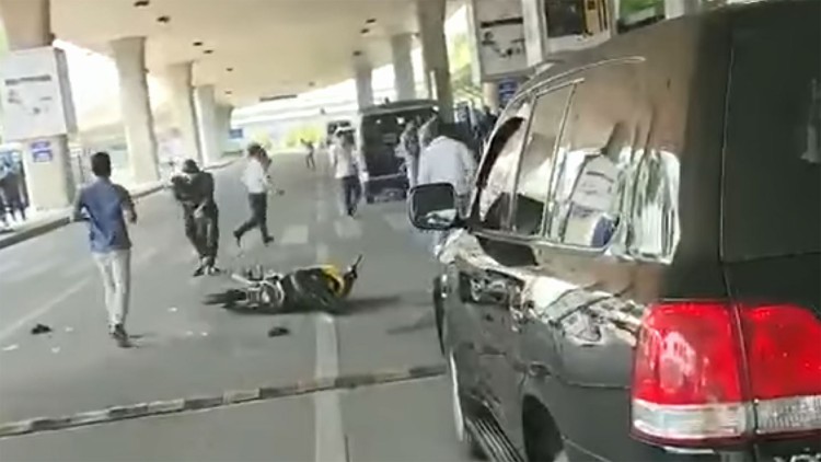 Hy hữu: Xe máy chạy nhầm đường vào sân bay Tân Sơn Nhất, đâm vào ô tô