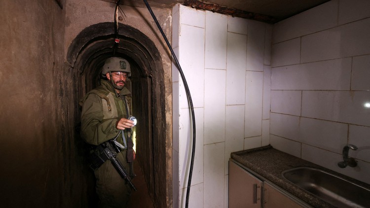 Theo chân lính Israel vào đường hầm Hamas