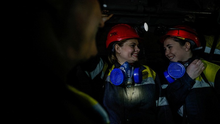 Nam giới nhập ngũ, phụ nữ Ukraine vào mỏ than làm việc