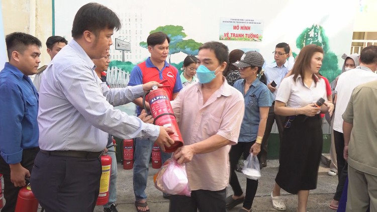 Người dân Phú Nhuận học kỹ năng sinh tồn, được tặng bình chữa cháy