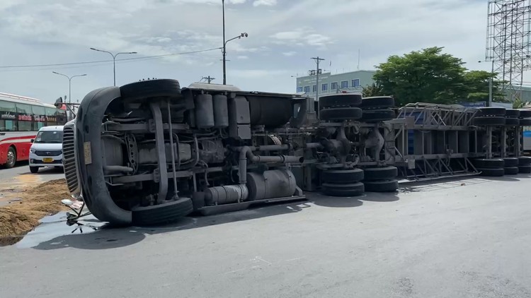 Ngã tư Bình Phước ùn tắc nặng nề vì tai nạn lật xe container