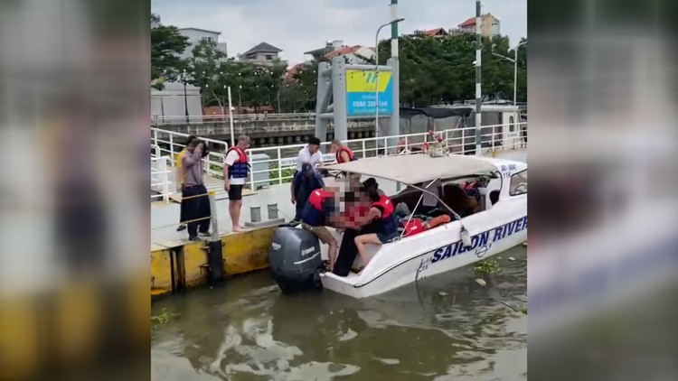 Du khách nước ngoài cùng người lái ca nô cứu người phụ nữ nhảy cầu Sài Gòn