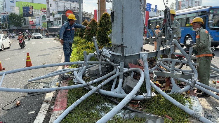 Rơi dàn đèn ở ngã tư Hàng Xanh, một công nhân bị thương