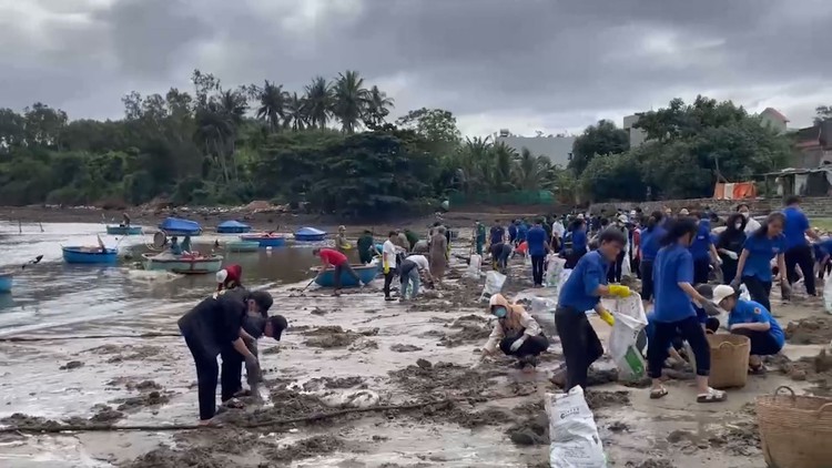 Gần 1.000 người dọn rác bãi biển thôn An Vĩnh ở Quảng Ngãi