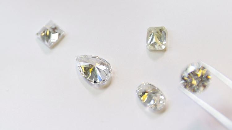 Kim cương Nga bị ‘xa lánh’ ở trung tâm giao dịch đá quý thế giới