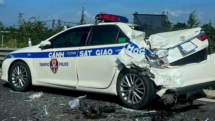 Hy hữu: Xe cứu thương tông xe CSGT trên cao tốc Trung Lương – Mỹ Thuận