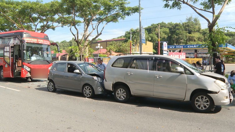 Tai nạn liên hoàn giữa 5 ô tô, người đi đường 'khiếp vía'