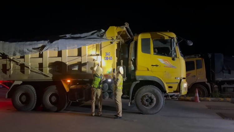 CSGT xử lý hàng chục xe quá tải từ các mỏ ở Quảng Ninh