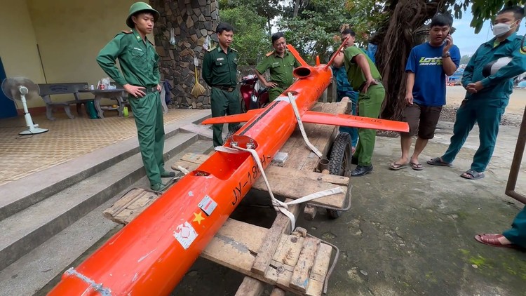 Quảng Ngãi: Ngư dân phát hiện vật thể lạ nghi thiết bị bay không người lái