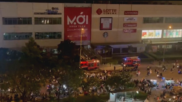 Cháy tại siêu thị Lotte Mart, hàng trăm người tháo chạy thoát thân
