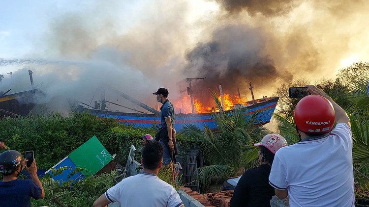 Cháy lớn ở Phan Thiết, 11 tàu cá bị thiêu rụi