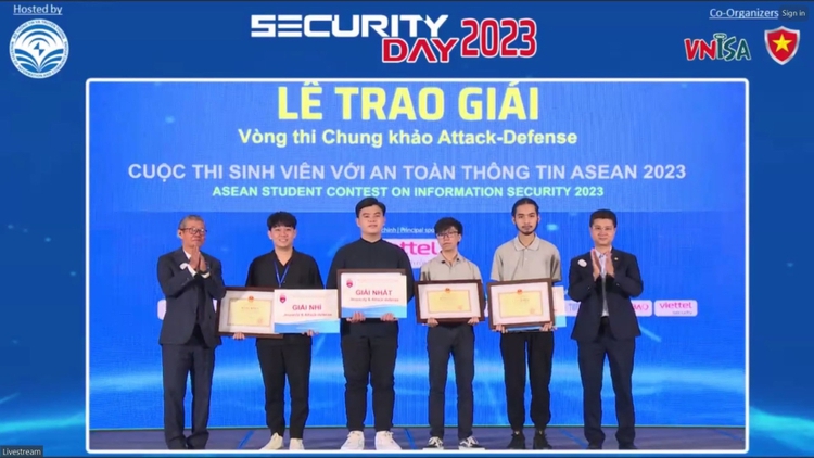 Niềm vui ngày trở về của sinh viên UIT giành 'cú đúp' giải An toàn thông tin ASEAN 2023