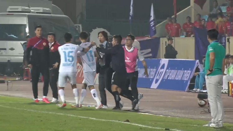 V-League lại hỗn loạn: HLV Gong Oh-kyun tố bị cầu thủ đánh; CĐV Bình Định vây đội khách