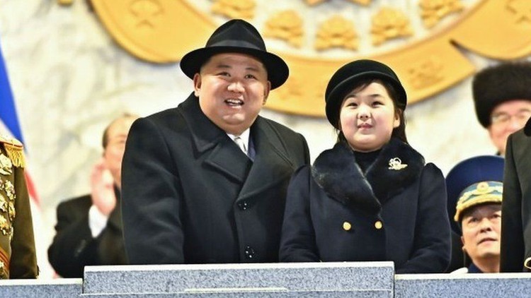 Nhà lãnh đạo Kim Jong-un xuất hiện cùng con gái tại duyệt binh lớn của Triều Tiên