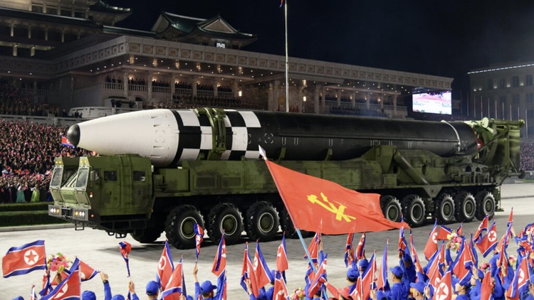 Duyệt binh Triều Tiên có số tên lửa ICBM nhiều kỷ lục, khoe tên lửa nhiên liệu rắn mới