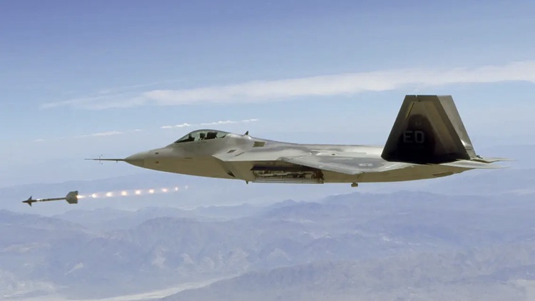 F-22 Mỹ dùng loại tên lửa nào bắn nổ khinh khí cầu Trung Quốc?